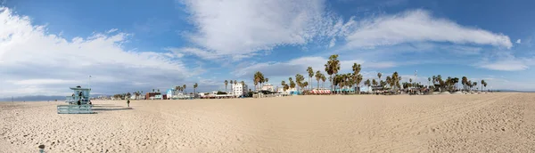 2019年3月5日 人々はカリフォルニア州のベニスビーチでヤシやカラフルな家と風光明媚なビーチ遊歩道をお楽しみください — ストック写真