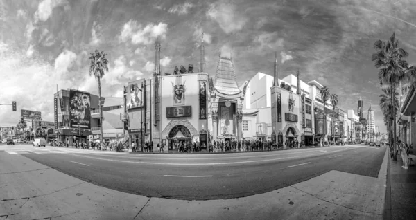 ロサンゼルス 3月5 2019 マダム タッソー劇場やその他のランドマークとハリウッド大通りのストリートビュー — ストック写真