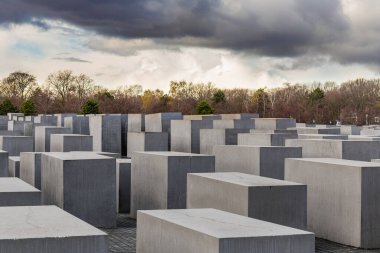 Berlin, Almanya - 25 Mart 2019: Almanya 'daki Berlin Mitte Yahudi Soykırımı Anıtı.