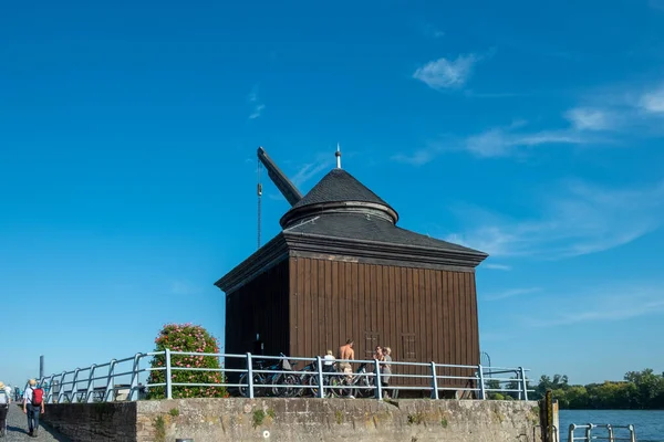 ドイツのビンゲン 2021年9月24日 人々は 川のライン渓谷でビンゲンの古い港で古い歴史的な木製の荷役クレーンを訪問します — ストック写真