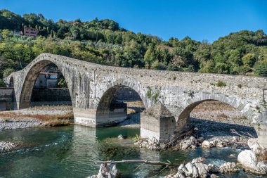 Antik taş köprü, ortaçağ Ponte Maddalena 'sı, veya Tuscany, İtalya' daki Devils Köprüsü.