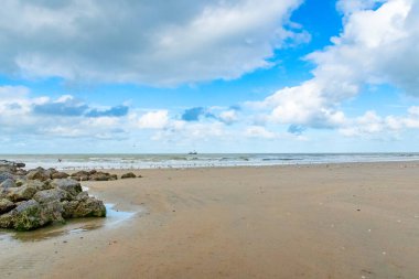 İnsansız şamandırayla güzel kumlu bir sahil ve Hurghada, Mısır 'daki modern otel kompleksleri manzaralı.