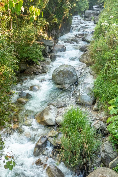 コスタリカ タマリンド島のグアナカステの滝のある小さな小川 — ストック写真