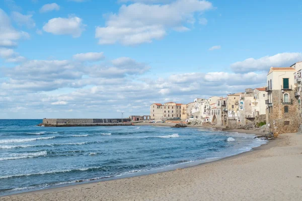Пляж Lungomare Cefalu Сицилии — стоковое фото