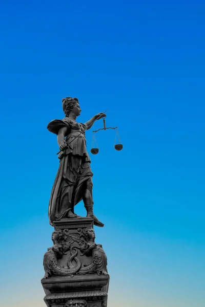 Silhouet Van Lady Justice Bij Fontein Van Romerberg Frankfurt Duitsland — Stockfoto