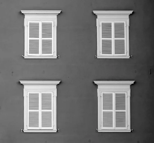 Ξύλινο Παραθυρόφυλλο Λευκό Χρώμα Λευκό Τοίχο Δίνει Ένα Αρμονικό Φόντο — Φωτογραφία Αρχείου