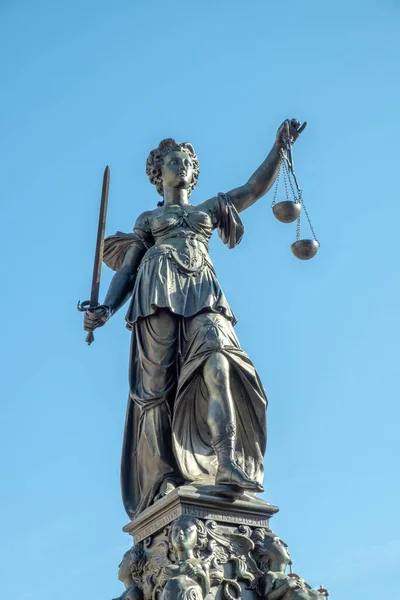 Silhuett Lady Justice Vid Fontänen Romerberg Frankfurt Tyskland — Stockfoto