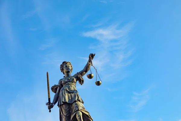Silhouet Van Lady Justice Bij Fontein Van Romerberg Frankfurt Duitsland — Stockfoto