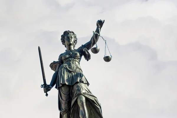 フランクフルト マインのレーマー広場で正義の女神 — ストック写真
