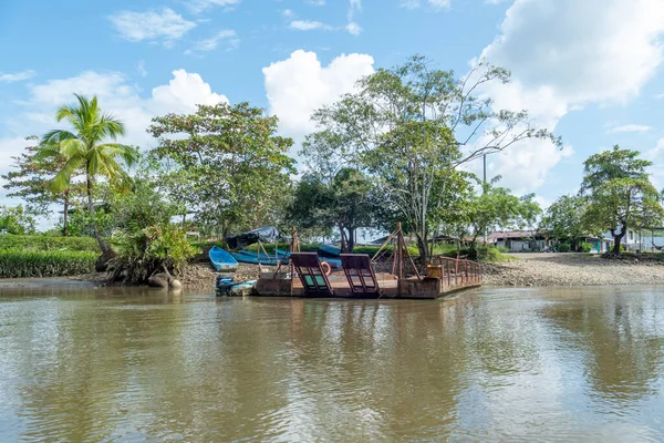 在哥斯达黎加丛林中一条河里作业的生锈的旧渡船 — 图库照片
