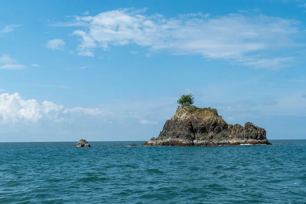 Malý Skalnatý Ostrov Malým Tropickým Stromečkem Vrcholu Obklopený Modrou Mořskou — Stock fotografie