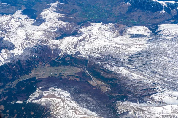 在法国边境的风景秀丽的可再生能源景观西班牙 雪峰覆盖 — 图库照片