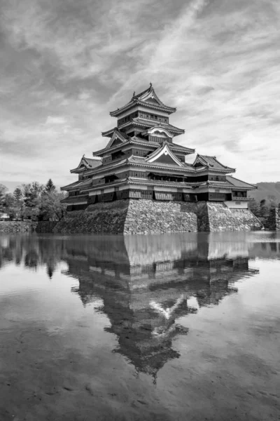 松本城堡也被称为乌鸦城堡 因为它的外表大多是黑色的 建于16世纪初 — 图库照片