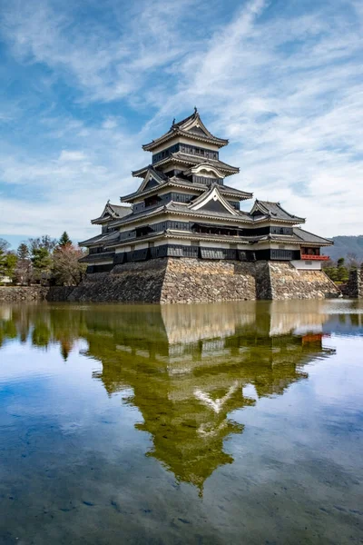松本城は 16世紀初頭に建てられた黒い外観が特徴のクロウ城としても知られています — ストック写真