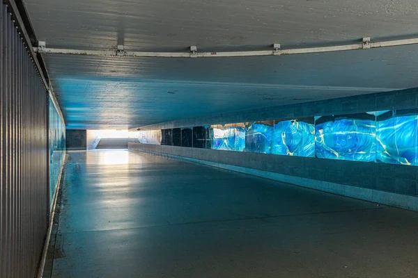 ドイツのヴィースバーデンの歩行者地下鉄に広告からの青い光 — ストック写真