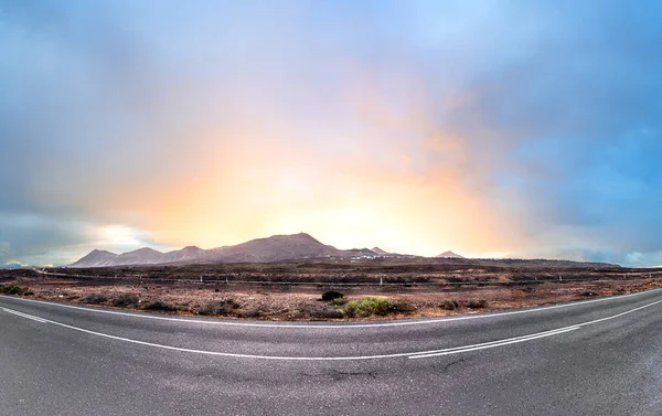 ランサローテ州ヤヌビオ塩鉱山の早朝の光の反射 — ストック写真