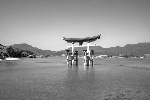 Den Höga Torii Itsukushima Helgedom Uppförd Unescos Världsarvslista Som Ligger — Stockfoto