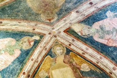 Brescia, İtalya - 22 Mart 2022: Brescia katedralinin içinde eski güzel tablolarıyla.