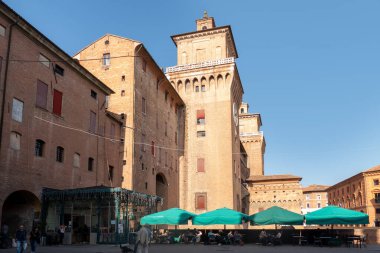 Ferrara, İtalya - 26 Ekim 2022: Castello Estense Ferrara 'da pazar meydanı ve restoranların önünde