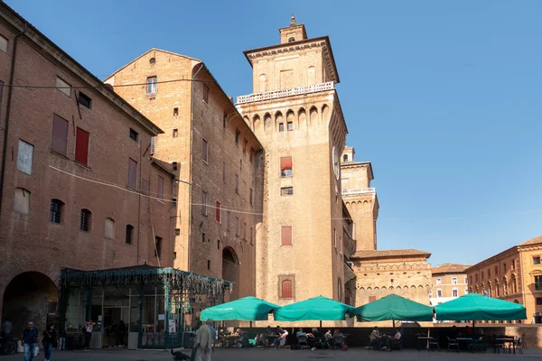 Ferrara Itálie Října 2022 Castello Estense Ferraře Tržnicí Restauracemi Vpředu — Stock fotografie