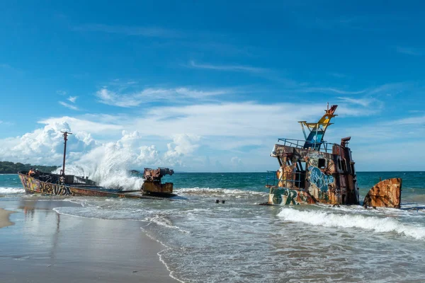 哥斯达黎加曼萨尼约 2022年11月26日 曼萨尼约带着它著名的沉船在无尽的海滩上漫步 — 图库照片