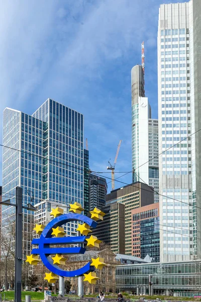 Frankfurt Německo Března 2023 Euro Před Mrakodrapem Budovou Bývalé Evropské — Stock fotografie