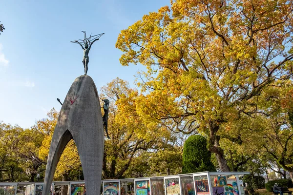 2023年3月29日 子供の平和記念碑は 日本の観光客や原子爆弾の記念公園内の日本人のための魅力的なポイントです アジア — ストック写真
