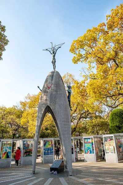 히로시마 2023 어린이 기념물 Childrens Peace Monument 일본의 추도식에 관광객들이 — 스톡 사진