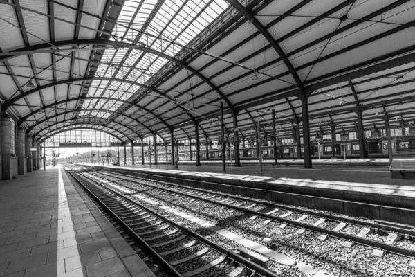 Wiesbaden Germany April 2023 People Wait Train Station Departure Classicistic — Stock Photo, Image