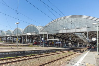 Wiesbaden, Almanya - 4 Nisan 2023: Frankfurt Tren İstasyonu 'nun küçük bir kopyası olan Wiesbaden' deki neoklasik tren istasyonuna bakın.