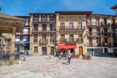 Pasaia, İspanya - 10 Nisan 2022: İspanya 'nın Bask Bölgesi' nde Pasaia Donibane kıyısındaki küçük bir köy