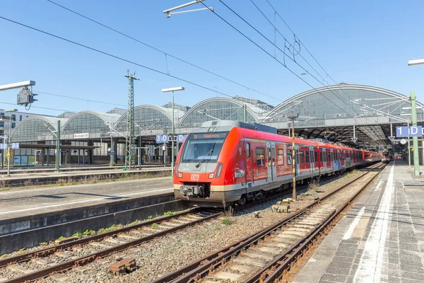 Висбаден Германия Апреля 2023 Года Поезд Отходит Главного Вокзала Висбадене — стоковое фото