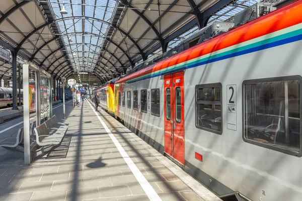 ドイツ ヴィースバーデン 2023年4月4日フランクフルト駅の小型コピーであるヴィースバーデンの古典的な鉄道駅で出発するために駅で待つ人々 — ストック写真