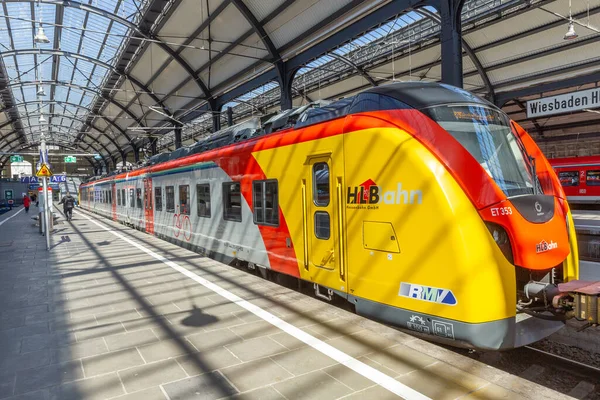 Wiesbaden Duitsland April 2023 Mensen Wachten Het Treinstation Vertrek Het — Stockfoto