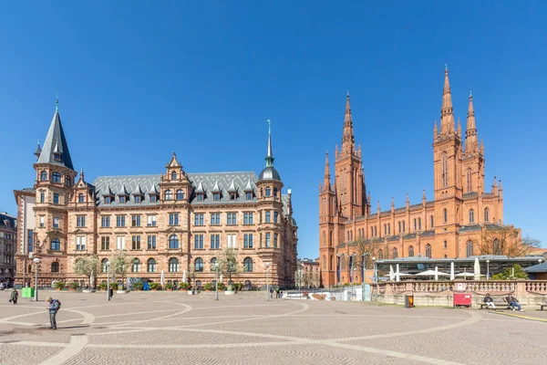 德国威斯巴登 2023年4月4日 Dernsches Gelaende 带着新市政厅离开 右边的Marktkirche被称为市场教堂 — 图库照片