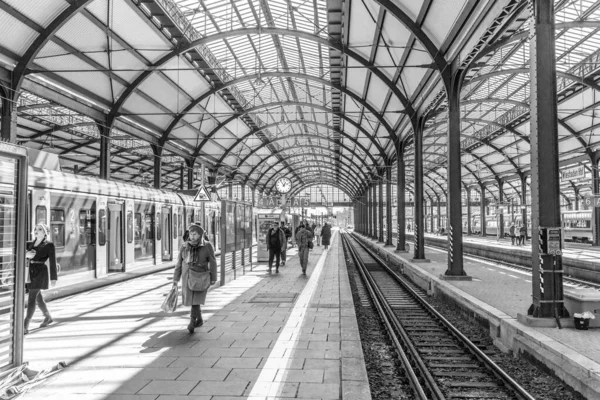 비스바덴 2023 사람들 프랑크푸르트 기차역의 복사본인 비스바덴의 전통적 기차역에서 출발하기 — 스톡 사진