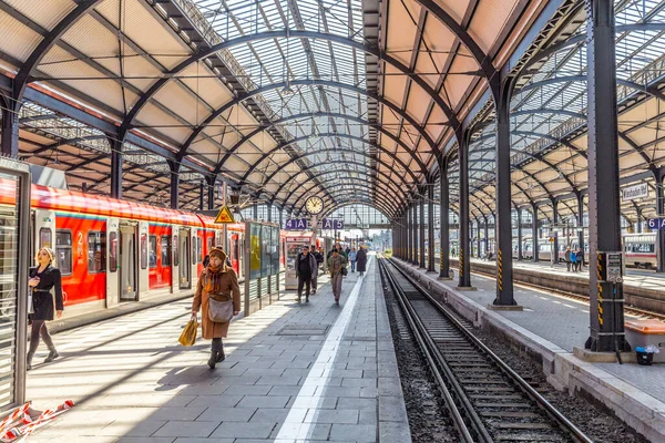 ドイツ ヴィースバーデン 2023年4月4日フランクフルト駅の小型コピーであるヴィースバーデンの古典的な鉄道駅で出発するために駅で待つ人々 — ストック写真