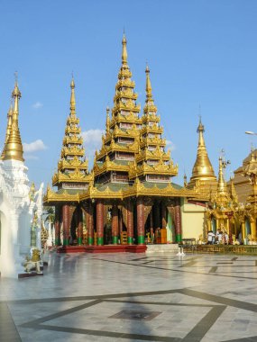 Rangoon, Myanmar - 18 Nisan 2007: İnsanlar Rangoon, Myanmar 'daki altın shwedagon pagoda' yı ziyaret ediyor..