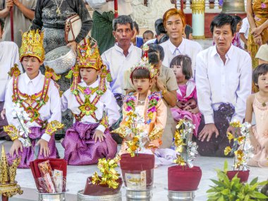 Rangoon, Myanmar - 18 Nisan 2007: Rangoon 'da insanlar Rangoon, Rangoon, Myanmar' da bir tören için altın shwedagon pagoda 'yı ziyaret ederler..