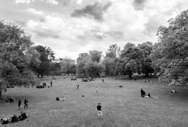 Viyana, Avusturya - 22 Nisan 2009: Viyana, Avusturya 'daki halk parkında insanlar dinleniyor.