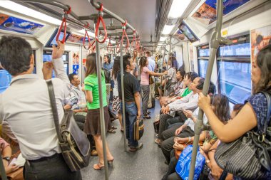 Bangkok, 6 Mayıs 2009: Bangkok 'ta metrodaki insanlar şehrin hava treni sistemiyle seyahat ediyorlar..