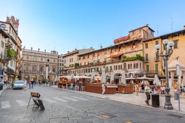 Verona, İtalya - 4 Ağustos 2009: İnsanlar eski ortaçağ kasabası Verona 'yı yaz mevsiminde öğleden sonra ziyaret ediyorlar..