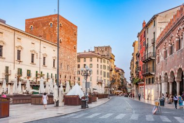 Verona, İtalya - 4 Ağustos 2009: İnsanlar eski ortaçağ kasabası Verona 'yı yaz mevsiminde öğleden sonra ziyaret ediyorlar..