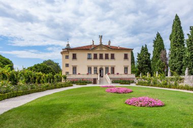 Vicenza, İtalya - 4 Ağustos 2009: Vicenca, İtalya 'da Valmarana ai Nani villası. Villa 1669 yılında Andrea Palladio tarafından inşa edildi ve Giovanni Battista Tiepolo 'nun freskleriyle süslendi..