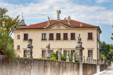 Vicenza, İtalya - 4 Ağustos 2009: Vicenca, İtalya 'da Valmarana ai Nani villası. Villa 1669 yılında Andrea Palladio tarafından inşa edildi ve Giovanni Battista Tiepolo 'nun freskleriyle süslendi..