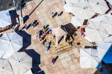 Verona, İtalya - 5 Ağustos 2009: Torre dei lamberti 'den Verona' nın panoramik görüntüsü,
