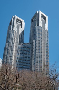 Tokyo, Japonya - 19 Mart 2023: Mimar Kenzo Tange tarafından 1991 'den itibaren inşa edilen Tokyo Metropolitan Hükümet Binası.