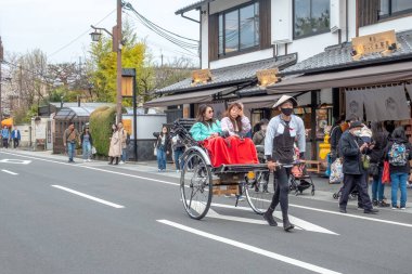 Kyoto, Japonya - 25 Mart 2023: Japon turistler Kyoto 'da triportöre binmeyi severler.