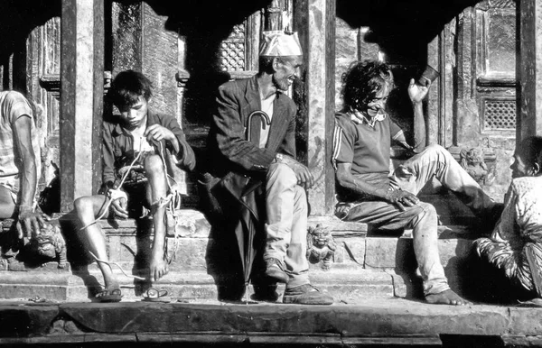 尼泊尔巴赫塔普 1974年7月1日 身份不明的尼帕尔人喜欢坐在尼泊尔Bakthapur的主要庙宇里 — 图库照片