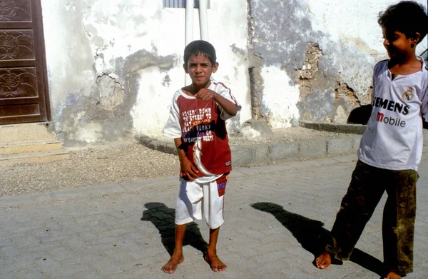阿曼苏尔 1996年6月1日 阿拉伯儿童自豪地向游客展示鲜鱼 — 图库照片